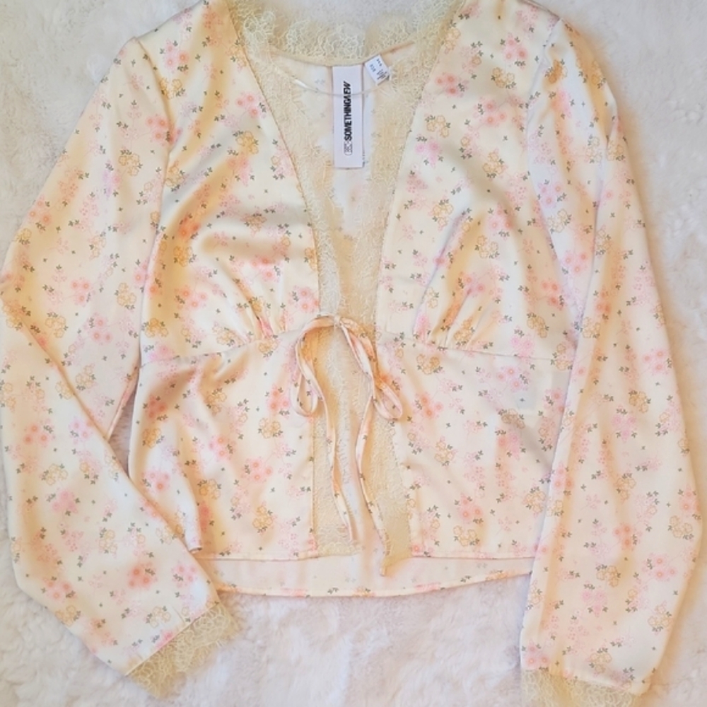 NWT Silk Floral Lace Trim Tie Front Long Sleeve Top In Cream. Size Medium.